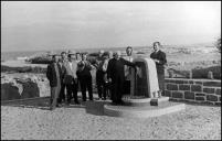 Abertura da torneira pelo [pároco do Porto Santo Isaías de Freitas] na inauguração de um fontanário