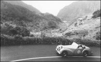 Panorâmica do vale de São Vicente obtida na subida para a Encumeada, vendo-se, em primeiro plano, a viatura Triumph Roadster 2000 (1948), do piloto Joaquim Cavaco, no 5.º Raid Diário de Notícias