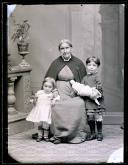 Retrato de Maria Rosa com duas crianças (corpo inteiro)