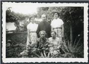 Padre Jacinto da Conceição Nunes com as suas irmãs, Maria Afra e Maria Carolina, e outras duas mulheres num jardim de uma casa em local não identificado