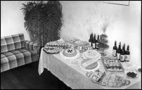 Mesa com doces e vinho Madeira, por ocasião dos festejos da vitória do Eixo, no consulado italiano, Concelho do Funchal