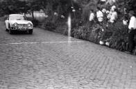 Automóvel de competição Triumph TR4, do piloto António de Jesus Pereira, na VII Volta à Ilha da Madeira, na estrada da Encumeada, Freguesia e Concelho de São Vicente 