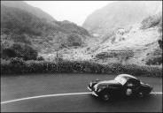 Panorâmica do vale de São Vicente obtida na subida para a Encumeada, vendo-se, em primeiro plano, a viatura Jaguar XK 120 FHC (1953) do piloto Rui Bevilacqua, no 5.º Raid Diário de Notícias