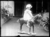 Retrato de Maria da Luz de Sousa Menezes Bettencourt da Câmara sentada num cavalo de brincar (corpo inteiro)