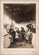 Retrato da família Camacho no exterior de uma casa, no Concelho de Cascais