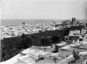 Vista da cidade de Las Palmas, na ilha de Gran Canária e, à direita, a catedral de Santa Ana