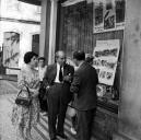 José Maria Ferreira de Castro, acompanhado por um homem adulto e uma senhora, junto à montra da casa fotográfica "Perestrellos Photographos", na avenida Arriaga, freguesia da Sé, concelho do Funchal