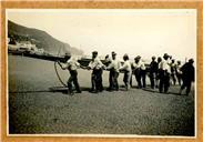 Homens a varar na rua da Praia (atual avenida do Mar e das Comunidades Madeirenses), Freguesia da Sé Concelho do Funchal