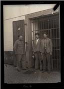 Retrato do chefe Óscar Dória, Fernando Faria e Manuel Teixeira na cadeia do Funchal, Freguesia de São Pedro (atual Freguesia da Sé), Concelho do Funchal