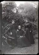 Retrato de três mulheres num jardim (corpo inteiro)