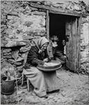 Retrato de idosa sentada no exterior junto à porta de uma casa, Freguesia da Camacha, Concelho de Santa Cruz