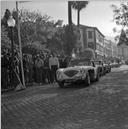 Automóvel de competição Austin Healy, do piloto José Beija e Sousa, na linha de partida da 1ª Volta à Ilha da Madeira, na Avenida Arriaga, Freguesia da Sé, Concelho do Funchal