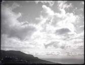 Vista do céu e de parte da baía e cidade do Funchal 