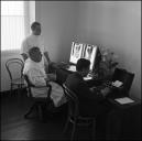 Dois médicos a observar um exame de raio-X no Hospital da Santa Casa da Misericórdia do Funchal, (atual Hospital dos Marmeleiros), Freguesia do Monte, Concelho do Funchal