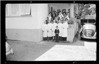 Retrato do grupo de médicos, enfermeiras e pacientes no Dispensário Antituberculoso do Campo da Barca, Freguesia de Santa Maria Maior, Concelho do Funchal