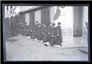 Grupo de padres na rua do Betencourt, esquina com a rua dos Ferreiros, Freguesia da Sé, Concelho do Funchal