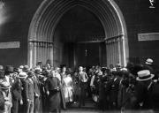 Imperador Carlos D'Áustria, rei da Hungria e da Boémia, acompanhado da imperatriz Zita D'Áustria, à saída da Sé do Funchal depois de assistirem à missa do dia de Nossa Senhora da Conceição