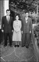 Retrato do senhor Francisco, empregado do consulado do Brasil, e seus familiares no terreiro de um casa em local não identificado (corpo inteiro)