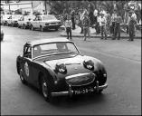 Automóvel Austin Healey Sp. (1958) do piloto José C. Martins, a passar pela vila de Câmara de Lobos, no 1.º Raid Diário de Notícias