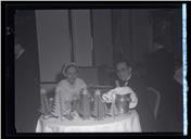 Retrato de um homem e uma mulher sentados a uma mesa, numa festa de Natal no Reid's Palace Hotel (atual Belmond Reid's Palace), Freguesia de São Martinho, Concelho do Funchal