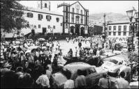 Automóveis participantes no 5.º Raid Diário de Notícias estacionados no largo do Município, Freguesia da Sé, Concelho do Funchal, sob o olhar de numerosos curiosos, por ocasião da vistoria técnica