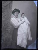 Retrato de Margarida Sousa Gordon com uma criança no colo (três quartos) 