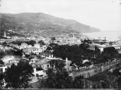 Vista da zona noroeste da cidade do Funchal, vendo-se, em primeiro plano, a rua da Ribeira de São João (atual rua Dr. Brito Câmara), a fábrica de S. Paulo e o cemitério inglês