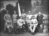 Retrato de José Manuel Rodrigues com um grupo de sete voluntários da delegação da Madeira da Cruz Vermelha Portuguesa (corpo inteiro)