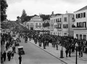 Avenida do Infante, Freguesia da Sé, Concelho do Funchal, vendo-se um grande movimento de pessoas. Na esquina, a casa comercial "Minas Gerais"