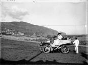 Harvey Foster e esposa no seu automóvel na estrada da Pontinha (atual avenida Sá Carneiro), Freguesia de São Pedro (atual Freguesia da Sé), Concelho do Funchal