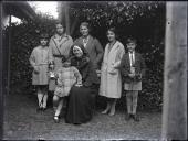 Retrato de grupo: irmã Maria Amélia de Meneses Vaz acompanhada por três mulheres e três crianças (corpo inteiro)