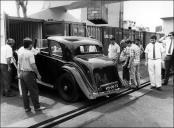 Desembarque do automóvel Rolls Royce 20/25 (1934) de Horácio Gonzalez, participante no 2.º Raid Diário de Notícias, no porto do Funchal, Freguesia da Sé, Concelho do Funchal