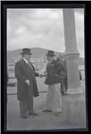 Dois homens a conversar no cais do Funchal, Freguesia da Sé, Concelho do Funchal