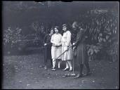 Retrato de grupo de mulheres com tacos de croquet (corpo inteiro)