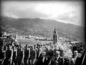Andor com a imagem de Nossa Senhora de Fátima na Pontinha, transportado pelos membros da Junta Geral do Distrito do Funchal, Freguesia de São Pedro (atual Freguesia da Sé), Concelho do Funchal