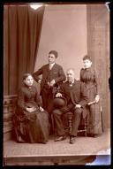 Retrato de Silvério Teixeira acompanhado de uma mulher e dois jovens (corpo inteiro)