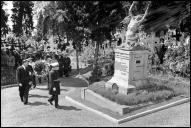 Deposição de flores do vice-almirante Darlan no monumento de homenagem aos mortos do bombardeamento alemão ao Funchal, no cemitério das Angústias, Freguesia de São Pedro (atual Freguesia da Sé), Concelho do Funchal