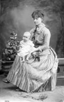 Retrato de uma mulher, esposa de Charles Wilkinson, com uma bebé ao colo (corpo inteiro)