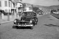 Avenida do Infante, observando-se, em primeiro plano, um automóvel, Freguesia de São Pedro (atual freguesia da Sé), Concelho do Funchal
