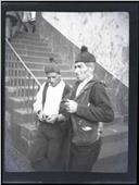 Retrato de dois homens, junto a uma escada, em local não identificado, na Ilha da Madeira