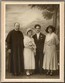Padre Jacinto da Conceição Nunes e sua irmã, Maria Afra da Conceição Nunes, com um casal de noivos (corpo inteiro)