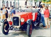 Repórteres filmam o automóvel Austin Six (1928) do piloto José Luís Afonso, parado frente ao Club Sports Madeira, na avenida Arriaga, Freguesia da Sé, Concelho do Funchal, no 2.º Raid Diário de Notícias