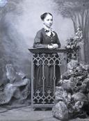 Retrato de uma jovem, filha de Manuel Francisco de Freitas (corpo inteiro)