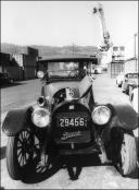 Desembarque do automóvel Buick (1916) de Wooter Teerling, participante no 4.º Raid Diário de Notícias, no porto do Funchal, Freguesia da Sé, Concelho do Funchal