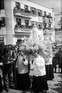 Condução para o altar do andor com a imagem de Nossa Senhora de Fátima, por membros do clero, Freguesia de São Pedro (atual Freguesia da Sé), Concelho do Funchal