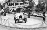 Automóvel Bugatti Type 44 (1929) da condutora Paulette Duverger, no arranque da primeira etapa do 6.º Raid Diário de Notícias, na avenida Arriaga, Freguesia da Sé, Concelho do Funchal 