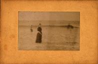 Retrato de uma mulher, numa praia, em sítio não identificado