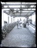 Jean Ruby Blanche Shaw e Kenneth Guex Courtenay Shaw, num balcão da Quinta Glicínia, no caminho e Freguesia de Santa Luzia, Concelho do Funchal