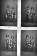 Retratos de dois meninos fantasiados de militares, filhos do capitão Leyva (corpo inteiro)