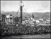 Multidão na praia do Funchal a aguardar a chegada dos reis de Portugal, Freguesia da Sé, Concelho do Funchal